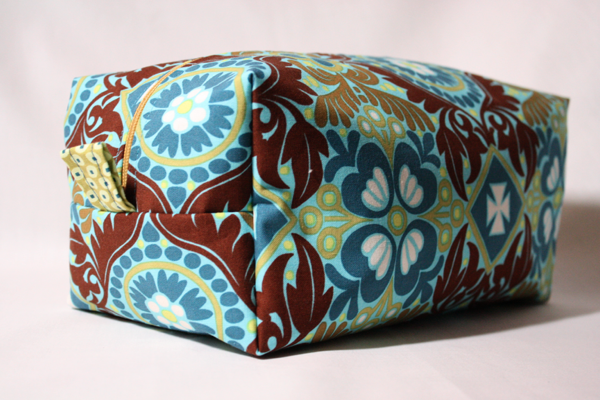 Makeup Bag sewing pattern (3 sizes with video) - Sew Modern Bags